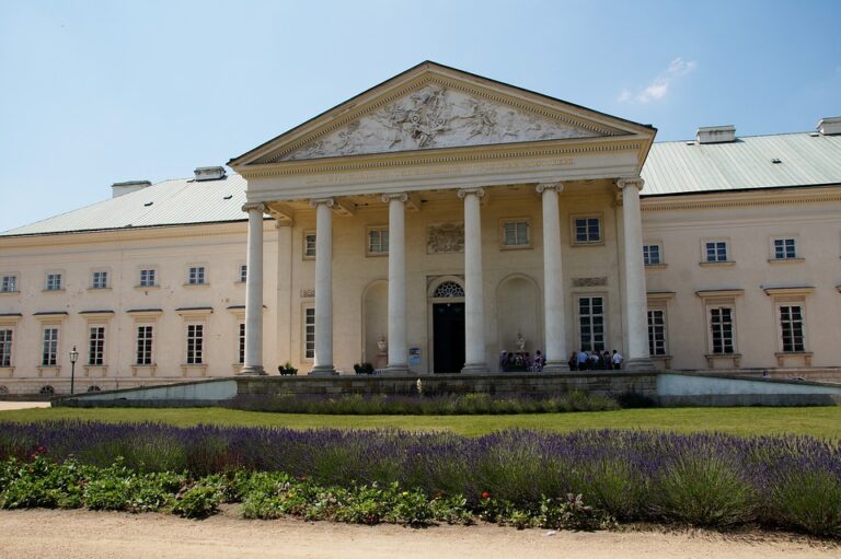 Sám zámek Kačina je českým empírovým klenotem, návštěvníkům nabízí jedinečné interiéry, jako je chotkovská knihovna, divadlo nebo lékárna. Foto: Pixabay