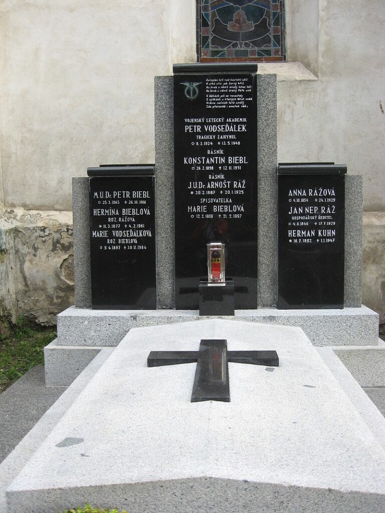 Konstantin Biebl je pohřben ve svém rodném Slavětíně. FOTO: Jik jik / Creative Commons / CC BY-SA 3.0