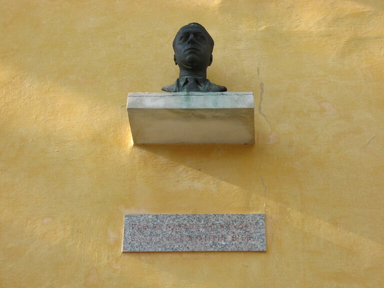 Pamětní deska a busta připomíná básníka na jeho rodném domě ve Slavětíně. FOTO: Jik jik / Creative Commons / CC BY-SA 3.0