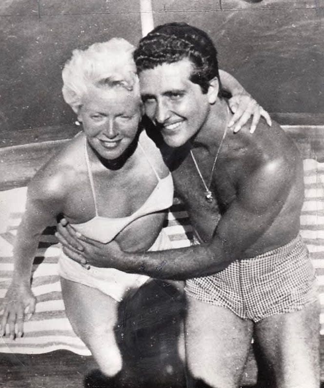 S Johnnym Stompanatem si v roce 1958 vyrazila do Acapulca. FOTO: Neznámý autor / Creative Commons / volné dílo