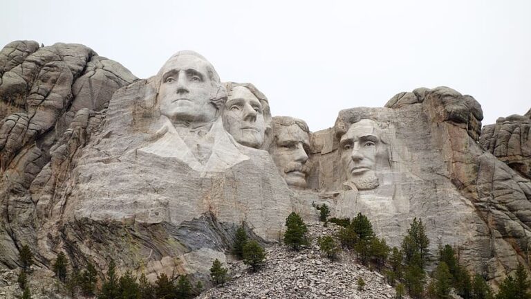 Slavný monument, na němž vidíme prezidenty: Jefferson, Roosevelt, Washington a Lincoln.