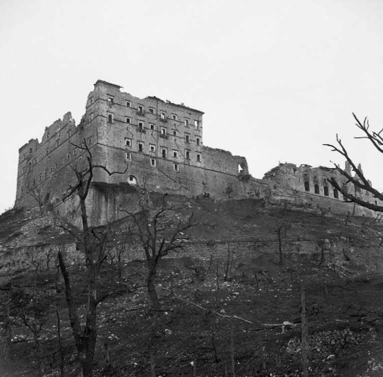 Z kláštera zbyly jen smutné ruiny. FOTO: McConville / Creative Commons / volné dílo