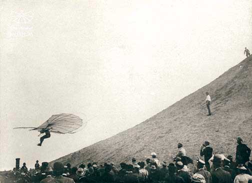 Létat jako pták je Lilienthalův sen. FOTO: Richard Neuhauss (assumed)/Creative Commons/Public domain