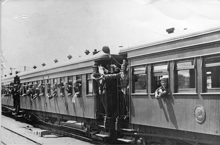 Rekruti odjíždějí po železnici do první světové války. FOTO: Archives New Zealand from New Zealand/Creative Commons/CC BY-SA 2.0