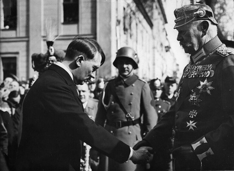 Setkání dvou výáznamných osobností německých dějin: Kancléř Adolf Hitler a prezident von Hindenburg v roce 1933 FOTO: Bundesarchiv / Creative Commons / CC BY-SA 3.0 de