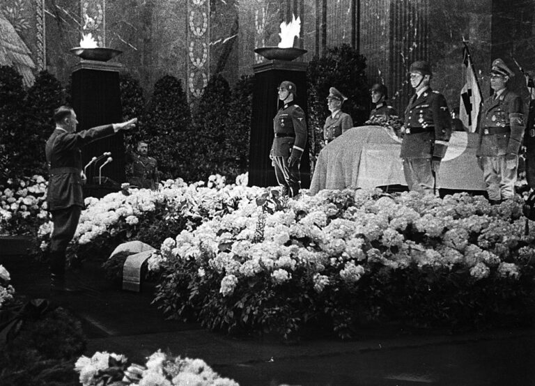 Heydrichův pohřeb. Zastupující říšský protektor umírá navzdory podání sulfonamidů. FOTO: Neznámý autor/Creative Commons/Public domain