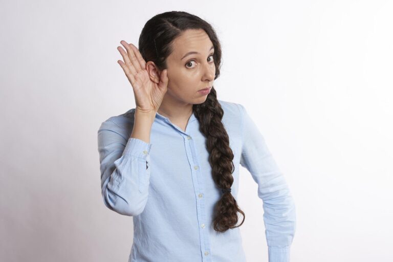 I když máte obě uši zdravé, jedním nejspíš slyšíte lépe. Častěji je to pravé. Foto: RobinHiggins / Pixabay.
