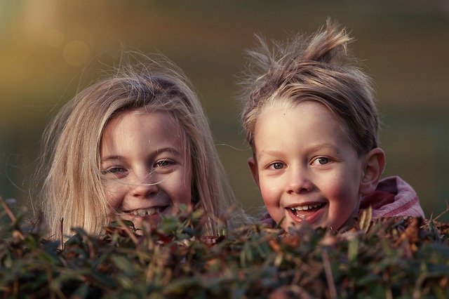 Pokud mají děti opravdové kamarády, je to skvělé. Ale někdy jim nedostatek přátel nahrazuje kamarád imaginární. (Foto: Lenka Fortelna / Pixabay)