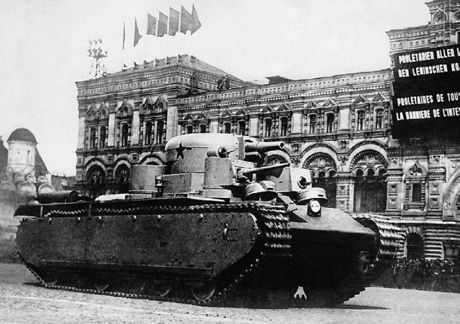 Ruský tank T-35 byl jediným sériově vyráběným pětivěžovým tankem v historii. FOTO: Neznámý autor / Creative Commons / volné dílo