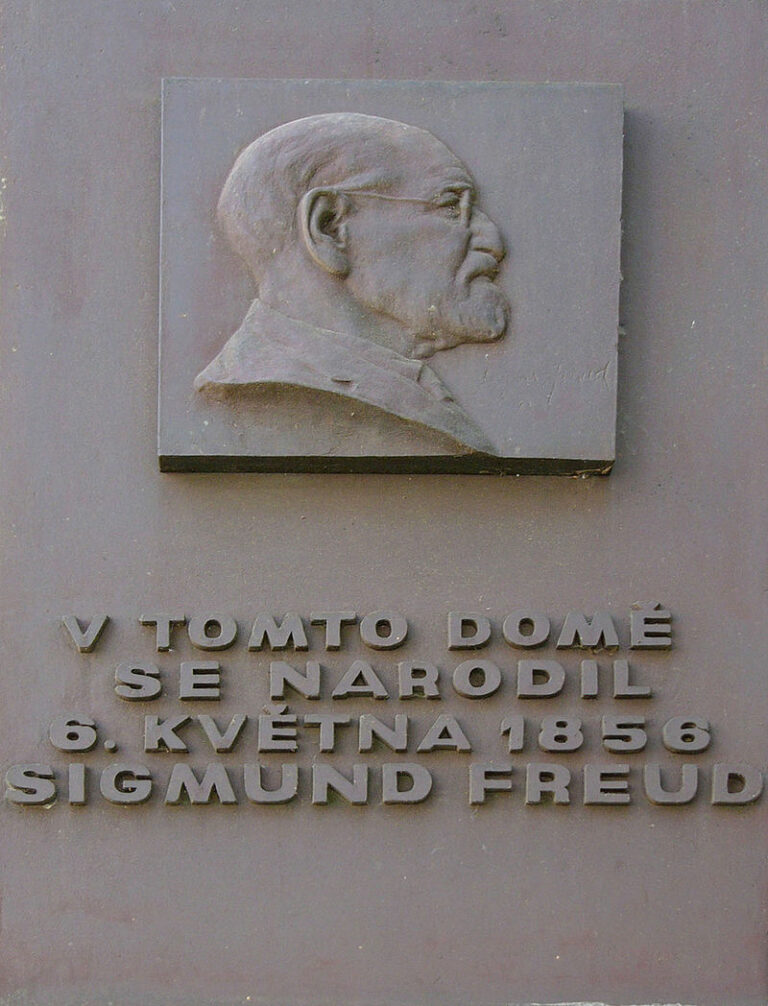 Na rodném domě připomíná Sigmunda Freuda pamětní deska. FOTO: Michal Maňas / Creative Commons / CC BY 3.0