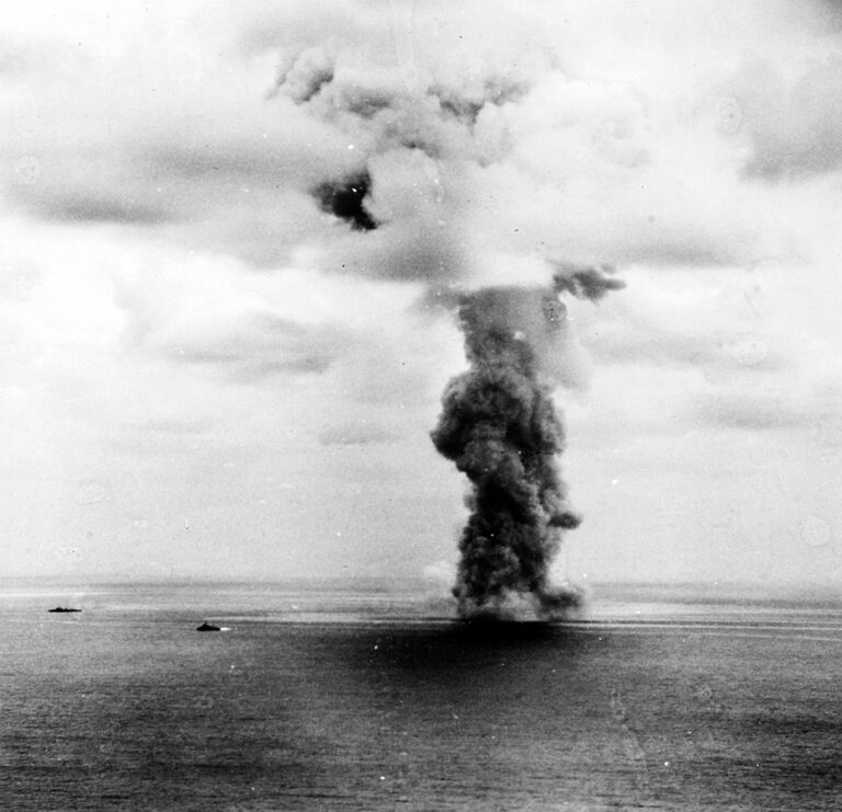 Mrak kouře zvedající se k nebi. To je vše, co zbylo z Jamato. 7. dubna 1945 zmizela navždy v hlubinách oceánů. FOTO: Naval History & Heritage Command, Public domain, via Wikimedia Commons