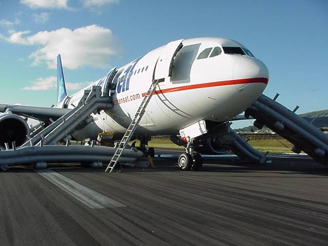 Letoun krátce po nouzovém přistání. Na fotografii lze vidět prasklé pneumatiky příďového podvozku. FOTO: FAA, Public domain, via Wikimedia Commons