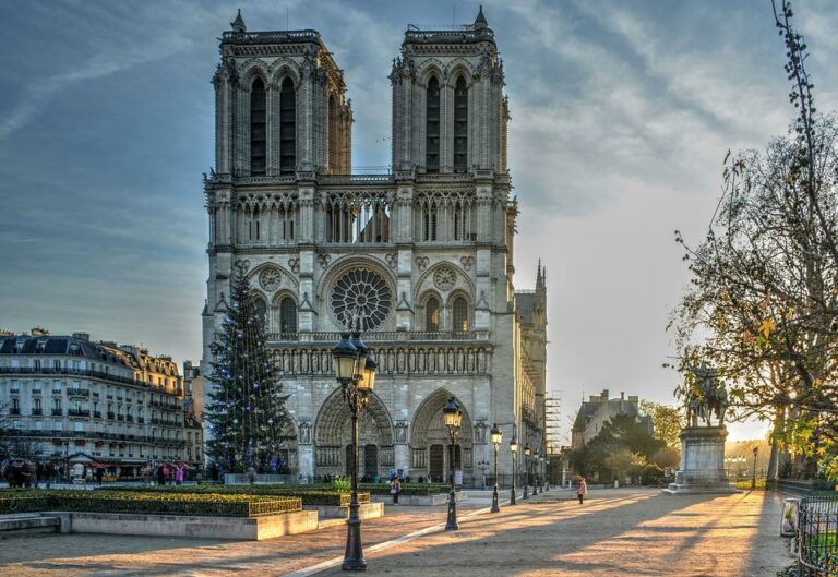 Požár katedrály Notre Dame v Paříži ve Francii vypukl v prostoru její střechy během rekonstrukce v pondělí 15. dubna 2019 večer. Foto: Pixabay