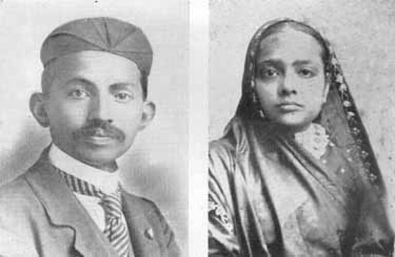 Gándhí s manželkou Kasturbáí v roce 1902 FOTO: Neznámý autor / Creative Commons / volné dílo