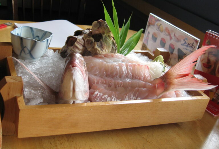 Japonský kuchař dokáže rybu vykuchat a nakrájet, aniž by ji přitom usmrtil. (CC BY-SA 4.0, commons.wikimedia.org)