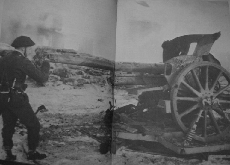 Jedna z Churchillových vzácných fotografií ho zachycuje v okamžiku, kdy si prohlíží belgické dělo ráže 75 mm. FOTO: Imperial War Museum / Creative Commons / volné dílo