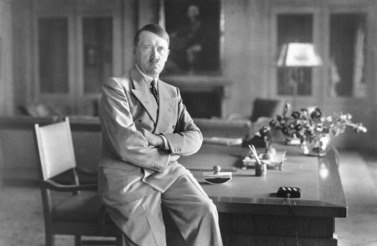 Adolf Hitler dostával k narozeninám řadu rozličných dárků.(Zdroj: Bundesarchiv / commons.wikimedia.org / CC BY-SA 3.0)