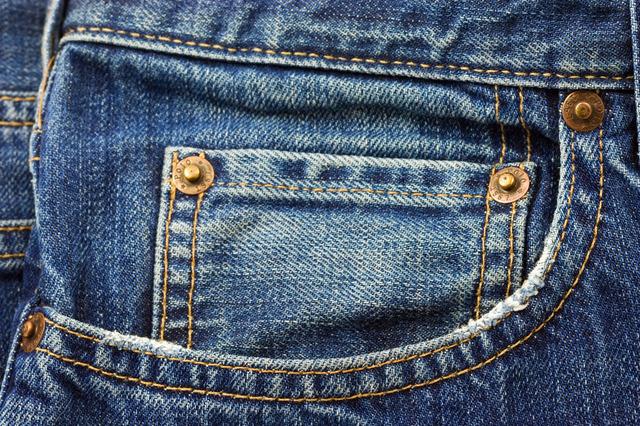 Jacob Davis si patentuje nový střih kalhot, které mají kapsy a švy zpevněné cvočky. Foto: PublicDomainPictures / Pixabay