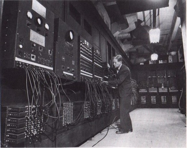 ENIAC má počítat tabulky pro americké dělostřelectvo. Nakonec slouží až po válce. Foto: John Morton / Creative Commons / CC BY-SA 2.0.
