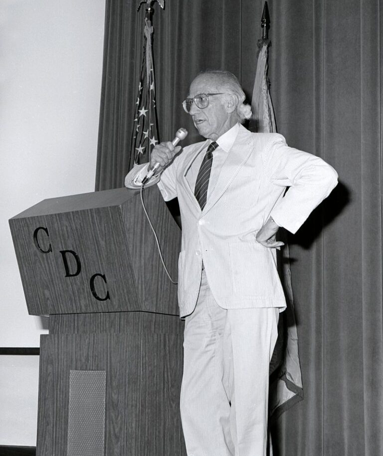 Vědec Jonas Salk použil mixér při svých výzkumech.(Zdroj: CDC Public Health / wikimedia.commons.org / Volné dílo)