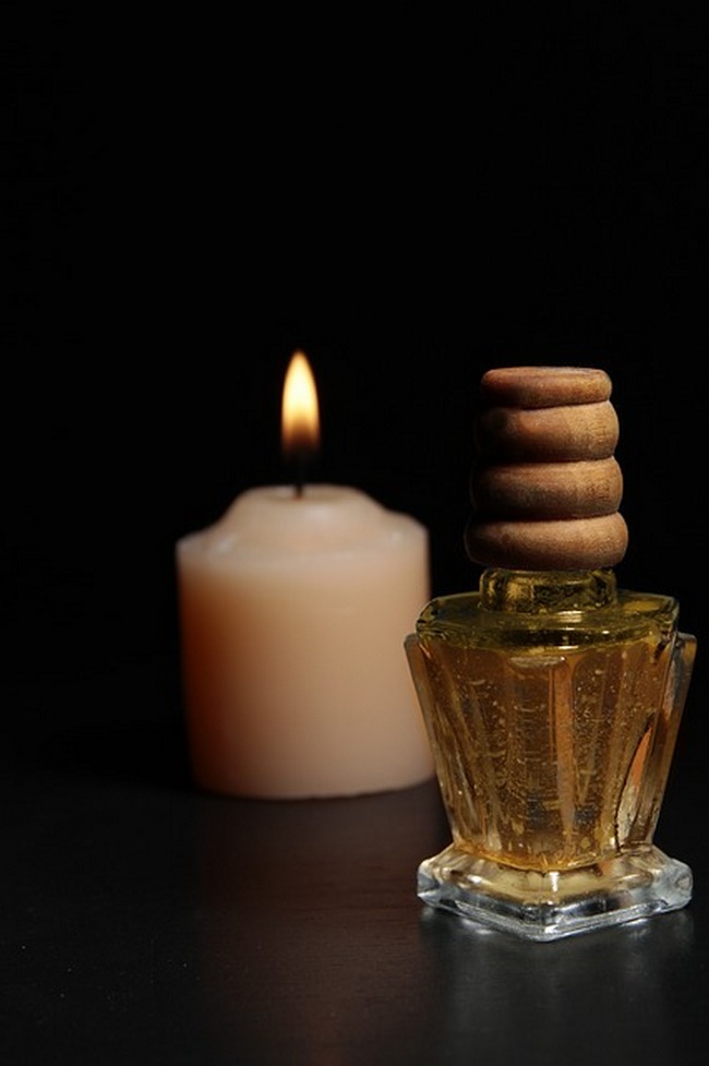 Ambra je příjemně hřejivou vonnou složkou parfémů.(Foto: 955169 / Pixabay)
