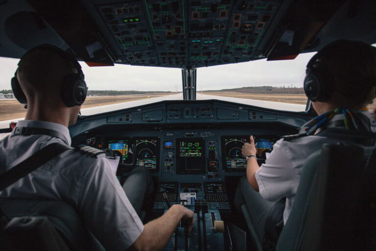 Piloti procházejí přísným školením, jehož součástí je i simulace nouzového přistání. Foto: pxfuel