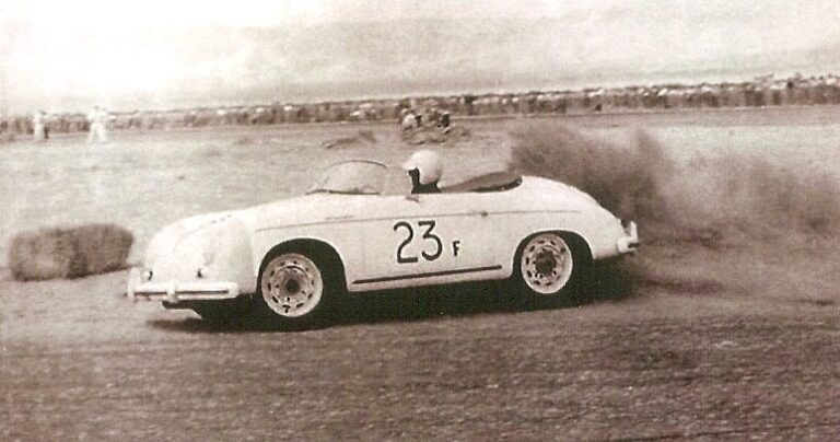 Dean závodění v autech miloval. Zde je na trati závodu v Palm Springs v roce 1955 se svým Porsche Super Speedster 23F. FOTO: Chad White / Creative Commons / CC BY-SA 3.0
