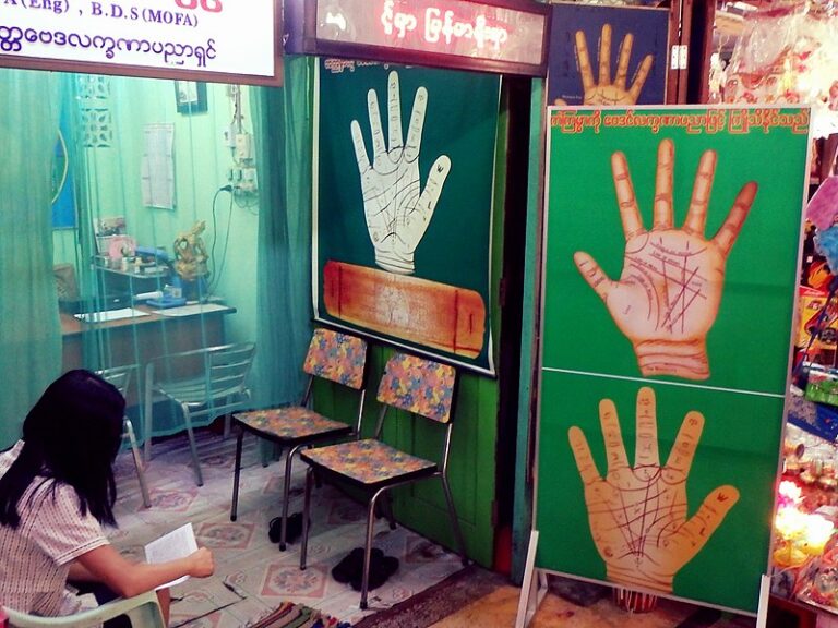 S nabídkou čtení z ruky se můžeme běžně setkat v pouličních odbhůdcích v myanmaru. FOTO: Insights Unspoken / Creative Commons / CC BY-SA .