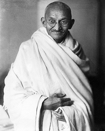 Úsměv Gándhímu nikdy nechybí. FOTO: Elliott & Fry/Creative Commons/Public domain