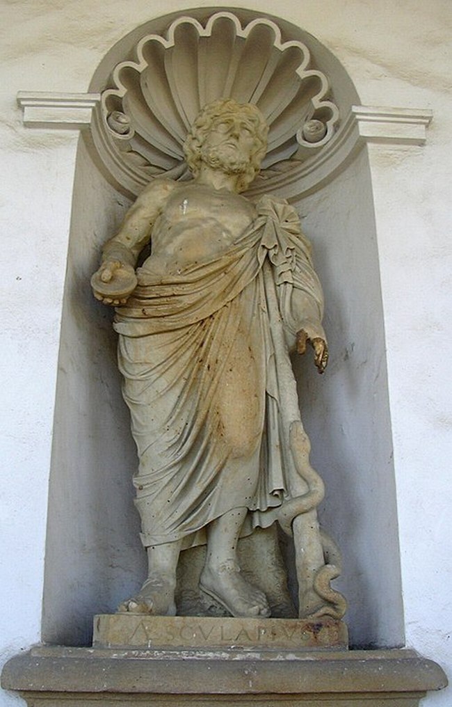 Asklépios je vždy zpodobňován se svou holí. (Foto: Pernak / commons.wikimedia.org / CC BY 2.5)