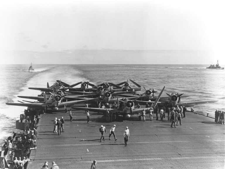 Střemhlavé bombardéry TBD-1 na palubě USS Enterprise. FOTO: Naval History & Heritage Command, Public domain, via Wikimedia Commons
