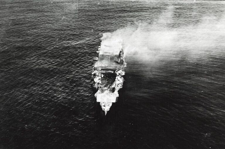 Opuštěná a těžce poškozená Hirjú. Byla poslední přeživší japonskou letadlovou lodí. FOTO: Naval History & Heritage Command, Public domain, via Wikimedia Commons