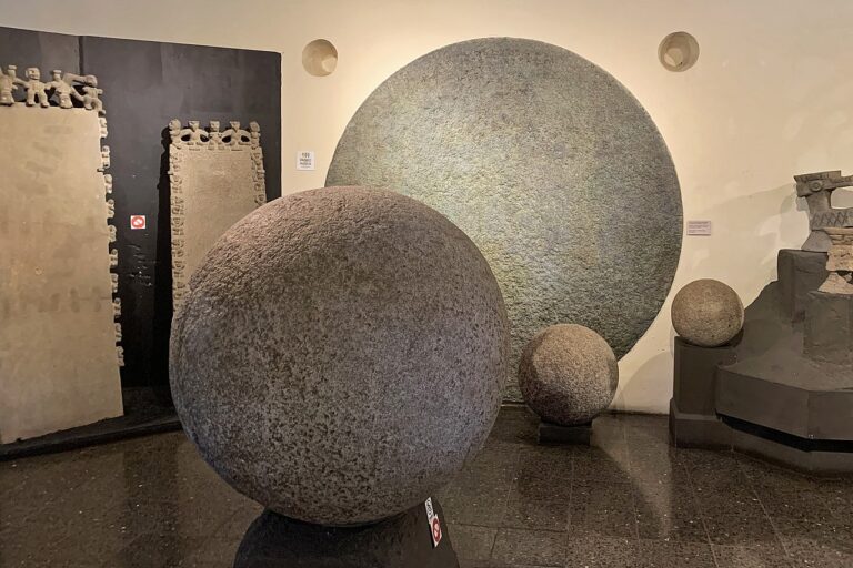 Obrys na zdi v muzeu znázorňuje průměr největší dosud objevené kamenné koule. FOTO: Mariordo / Creative Commons / CC BY-SA 4.0