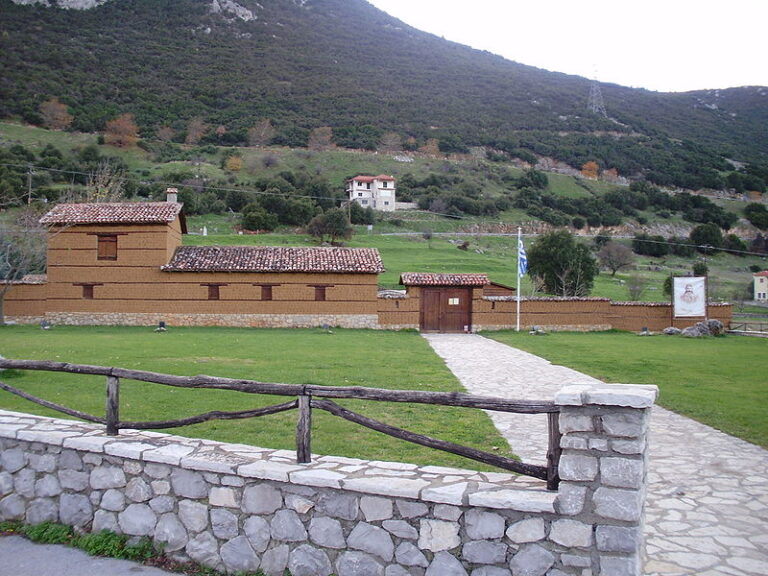 Hostinec u vesnice Gravia se stal svědkem mimořádné události.(Zdroj: Athanasios Toumpas / wikimedia.commons.org / Volné dílo)