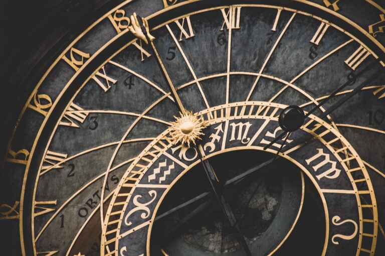 Technický unikát ukazuje nejenom datum a čas, ale rovněž polohu Slunce, fáze Měsíce, astronomické cykly a nepohyblivé svátky křesťanského kalendáře.