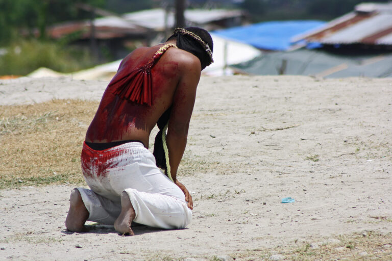 Krev na Filipínách při křižování teče proudem, ale všichni dávají pozor, aby nebyly poškozeny tkáně. FOTO: flickr