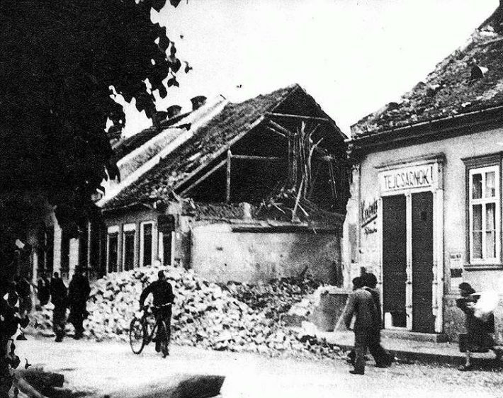 Košický dům zničený během bombardování 26. června 1941. FOTO: Neznámý autor/Creative Commons/Public domain