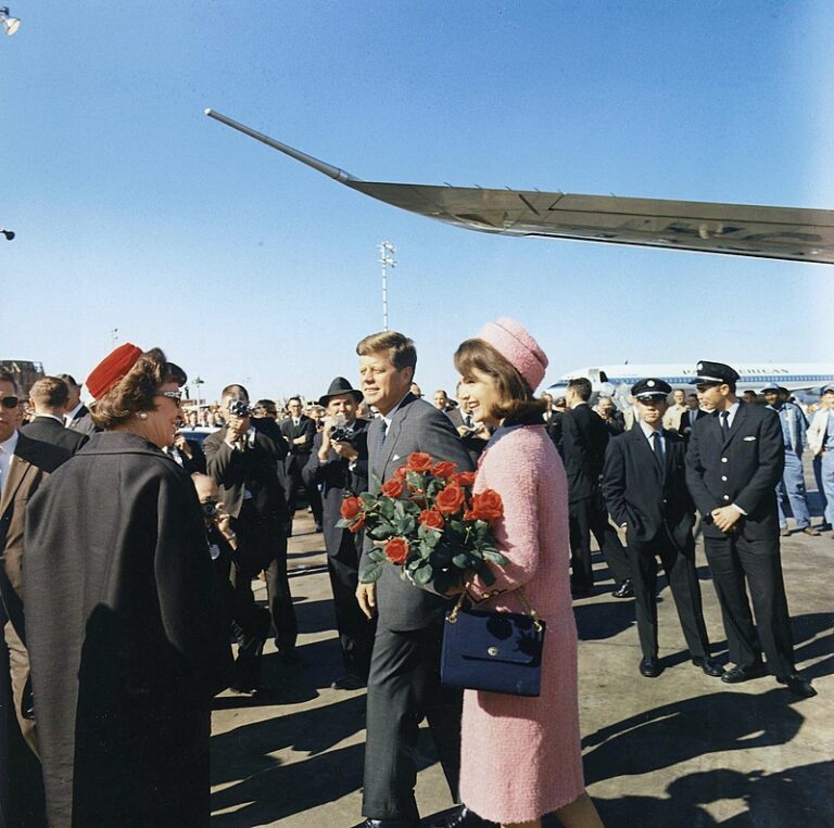 Uvítání prezidentského páru na dallaském letišti. FOTO: Cecil W. Stoughton/Creative Commons/ Public domain