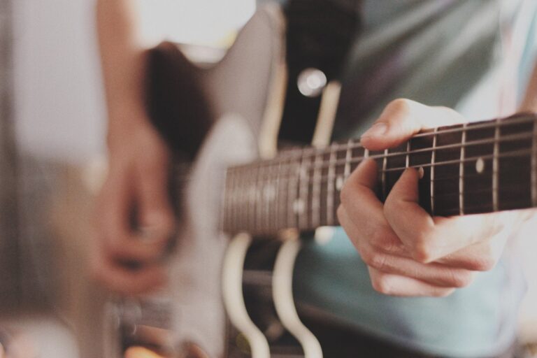 Díky Fenderovi a dalším průkopníkům se může kytara stát nejikoničtějším nástrojem rock'n'rollu a populární hudby obecně. Foto: unsplash