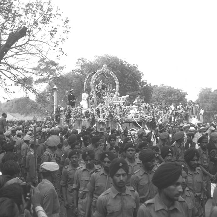 Pohřbu se zúčastnily davy lidí. FOTO: Photo Division, Ministry of Information & Broadcasting, Government of India/Creative Commons/Public domain