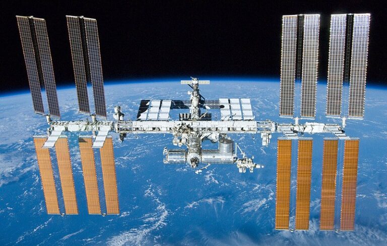 Kvůli Jamesovi je mimo provoz například Mezinárodní vesmírná stanice.(Zdroj: NASA / wikimedia.commons.org / Volné dílo)