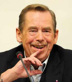 Prezident Václav Havel mu propůjčí hodnost generála. FOTO: Ondřej Sláma/Creative Commons/CC BY-SA 3.0