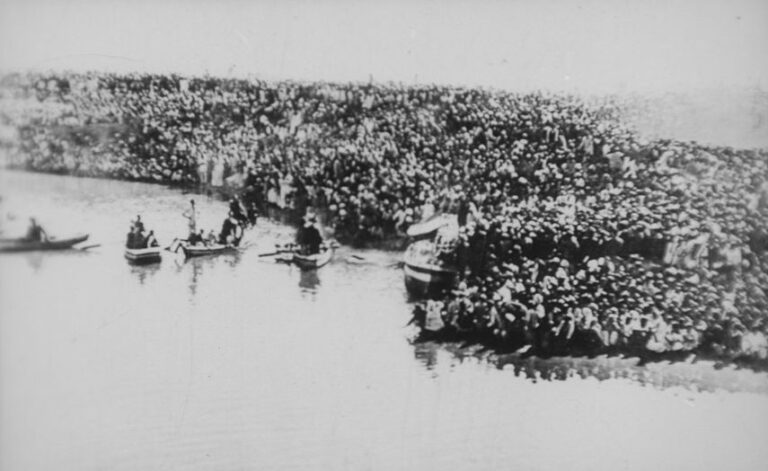 Popel vhodí do řeky Gangy. FOTO: Neznámý autor/Creative Commons/Public domain