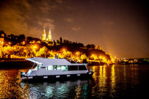 Flotila YachtBoat na Vltavě: Tip na plavbu Prahou moderní lodí