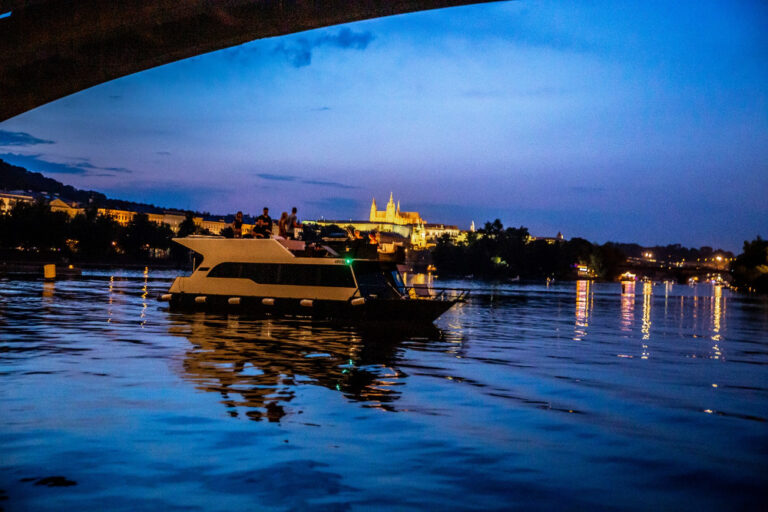 Obecně jsou v horní části Vltavy dvě nestandardní oblasti, které si na lodi lze velice užít, a to po proudu řeky do centra Prahy a proti proudu kolem Žlutých lázní směrem do Modřan. Foto: TZ