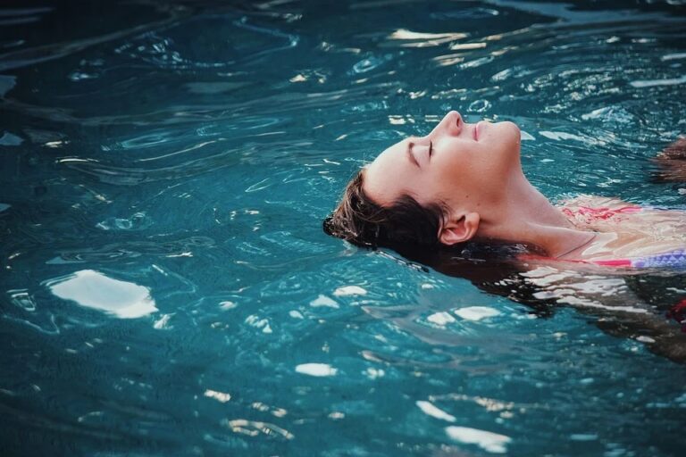 Cvičení ve vodě přispívá k vyrovnání výdeje a příjmu energie, zlepšuje sílu svalu a koordinaci pohybu. Foto: Pixabay