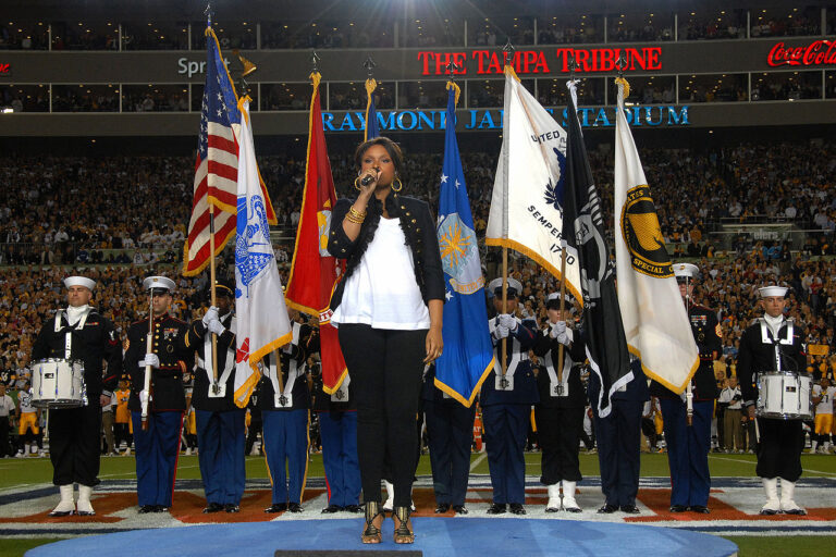 Poprvé se Jennifer po prožité tragédii odvážila veřejně vystoupit na Super Bowlu 2009, kde zazpívala americkou hymnu. FOTO: defenselink / Creative Commons / volné dílo
