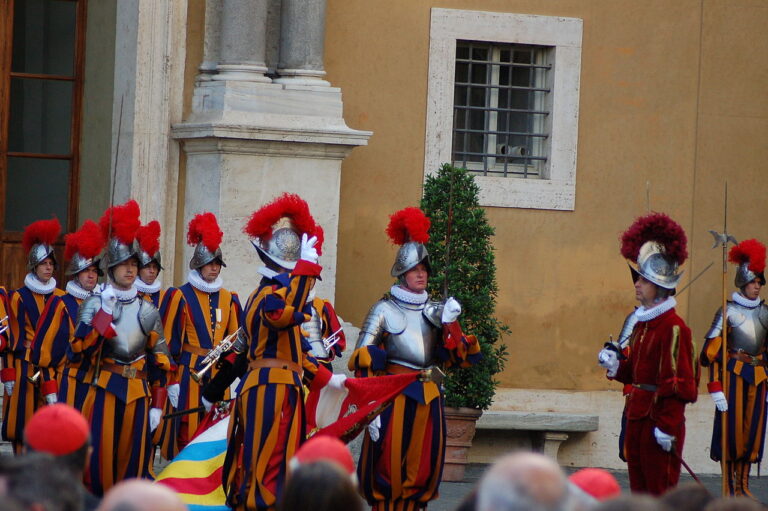 Slavnostní přísaha gardistů je dnes Vatikánskou atrakcí. FOTO: Andreas Walker / Creative Commons / CC BY-SA 3.0