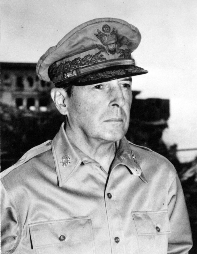 Spojenecký generál Douglas McArtur Japoncům nevěří. FOTO: picryl