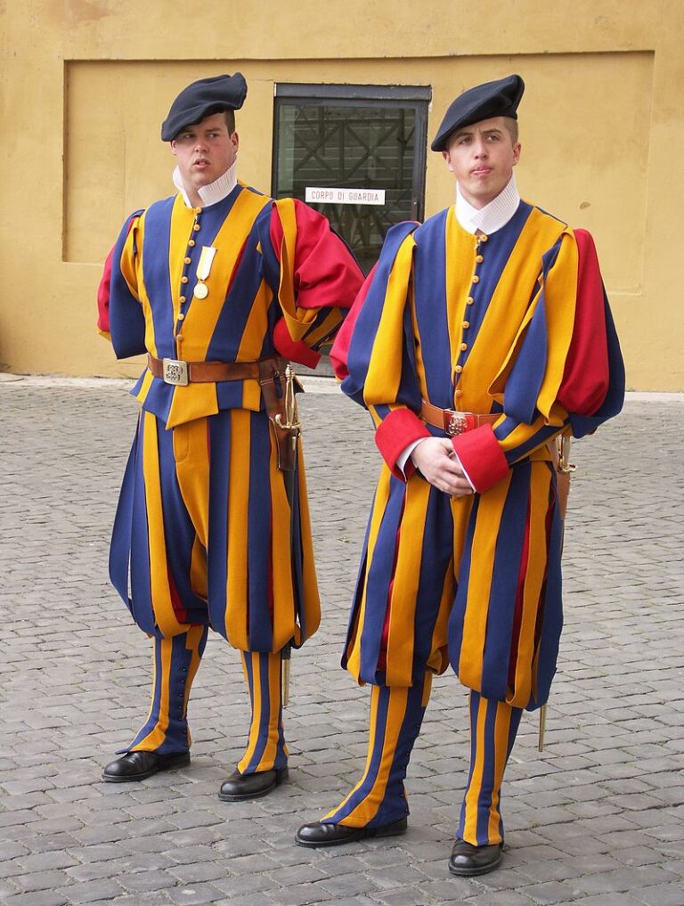 Švýcarská garda se pyšní typickými uniformami. FOTO: Dnalor 01/Creative Commons/CC BY-SA 3.0 AT